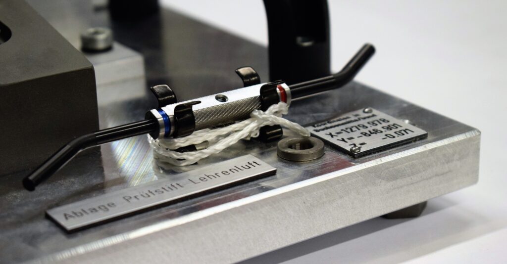 Verliergesicherter Go No Go - Prüfstift mit Ablage